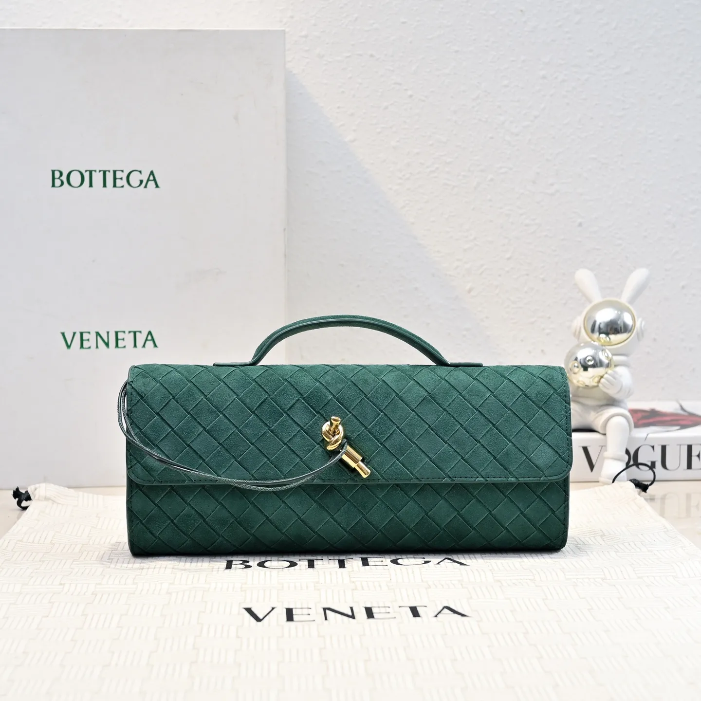 Batch 1360 #Bv Clutch long clutch bag equipped with handles, the design of the clutch bag reflects the exquisite and high-end taste ~ using exquisite craftsmanship intreccio woven suede, it can be held in the hand, carried by hand or under the arm. The metal knot embellishment exudes temperament and nobility ~ , equipped with a zipper compartment inside, it is a good companion for your daily life🧑‍❤️‍💋‍🧑, whether you are walking on the red carpet or attending a dinner, it will add a unique charm to you💞 Model: 1511 Size: 31x13x3